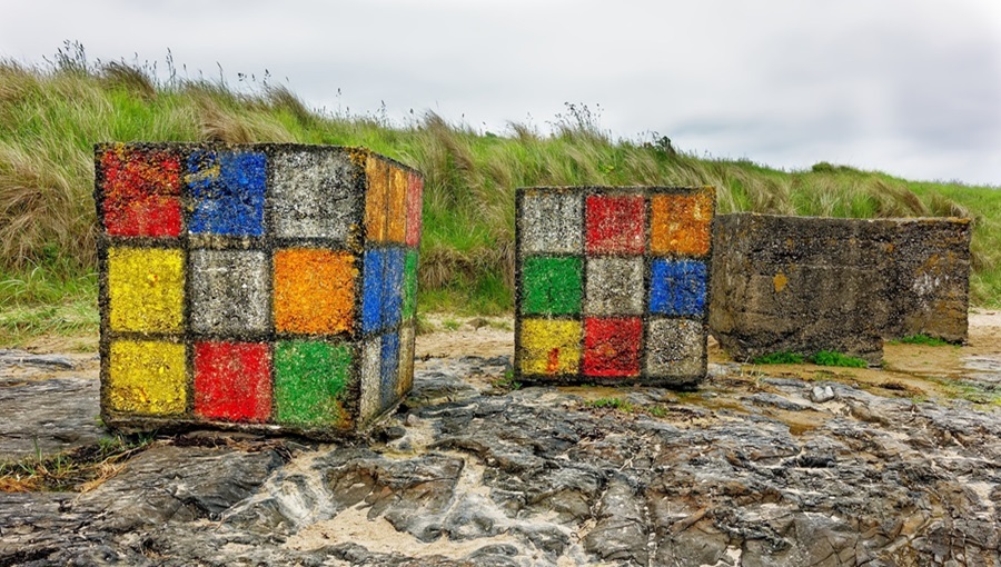 rubik-kocka strand installáció